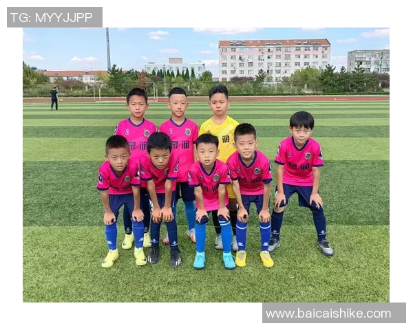 追逐梦想的足球少年在夕阳下的背影映照出希望与坚持